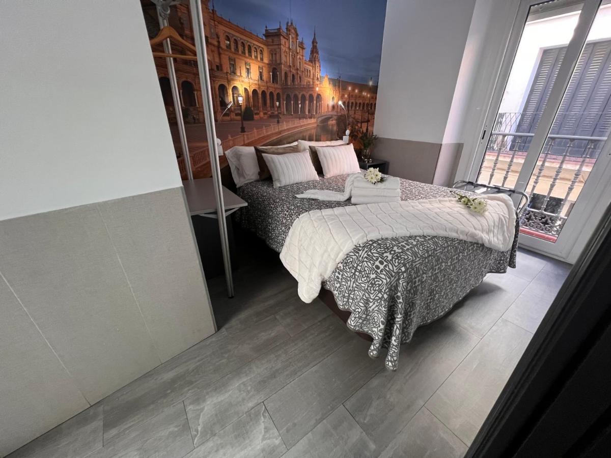 Hostal Paco'S Seville Exterior photo A bedroom with a wall mural