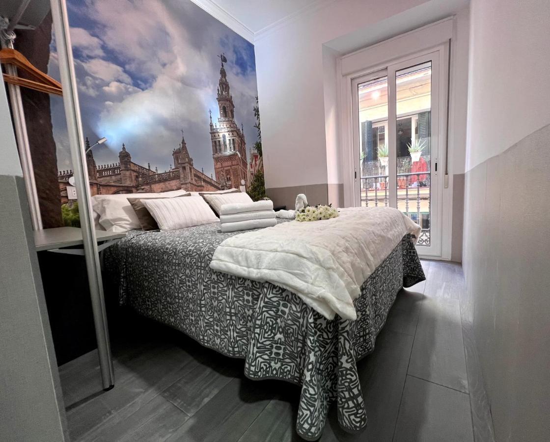 Hostal Paco'S Seville Exterior photo A room at the hotel