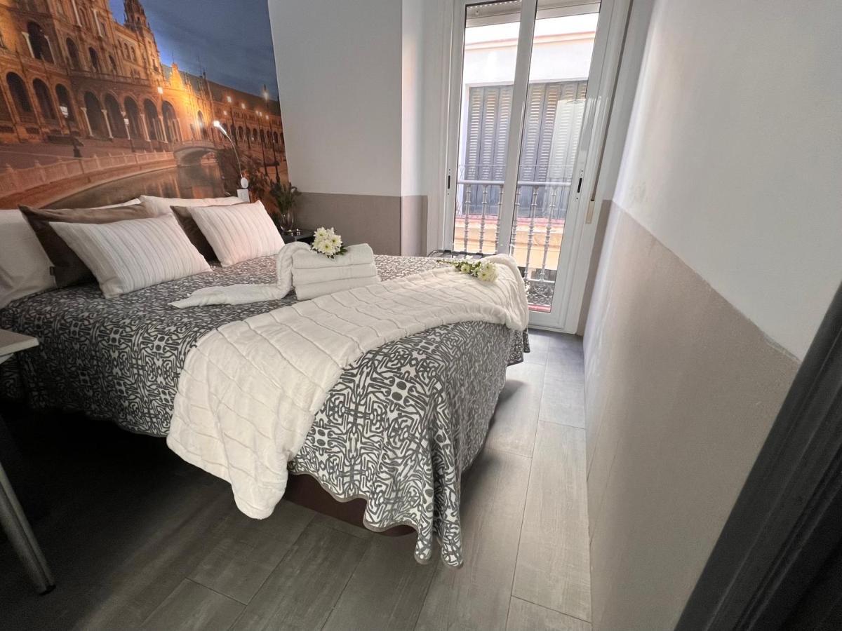 Hostal Paco'S Seville Exterior photo A bedroom in the hotel