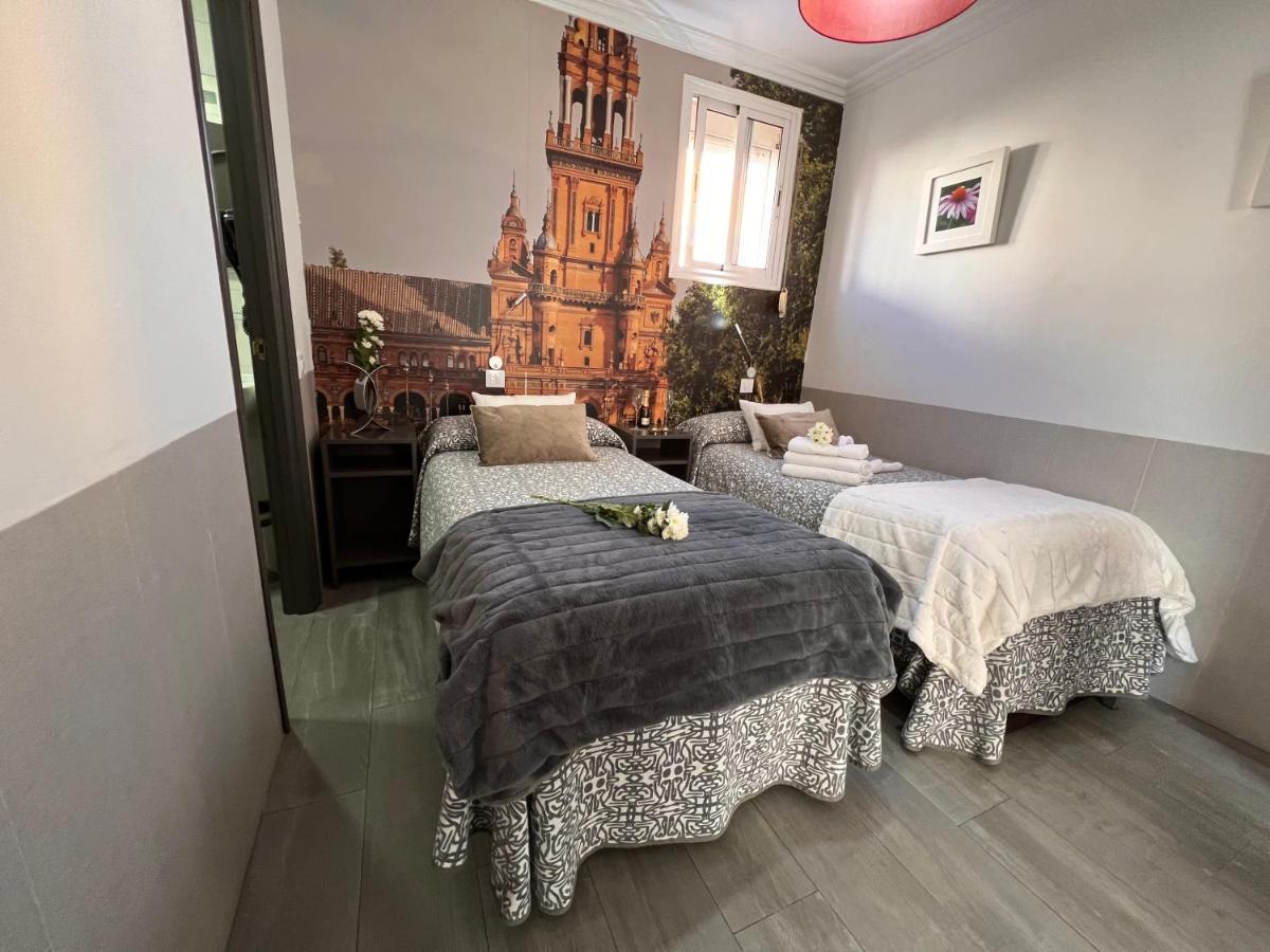 Hostal Paco'S Seville Exterior photo A room at the hotel