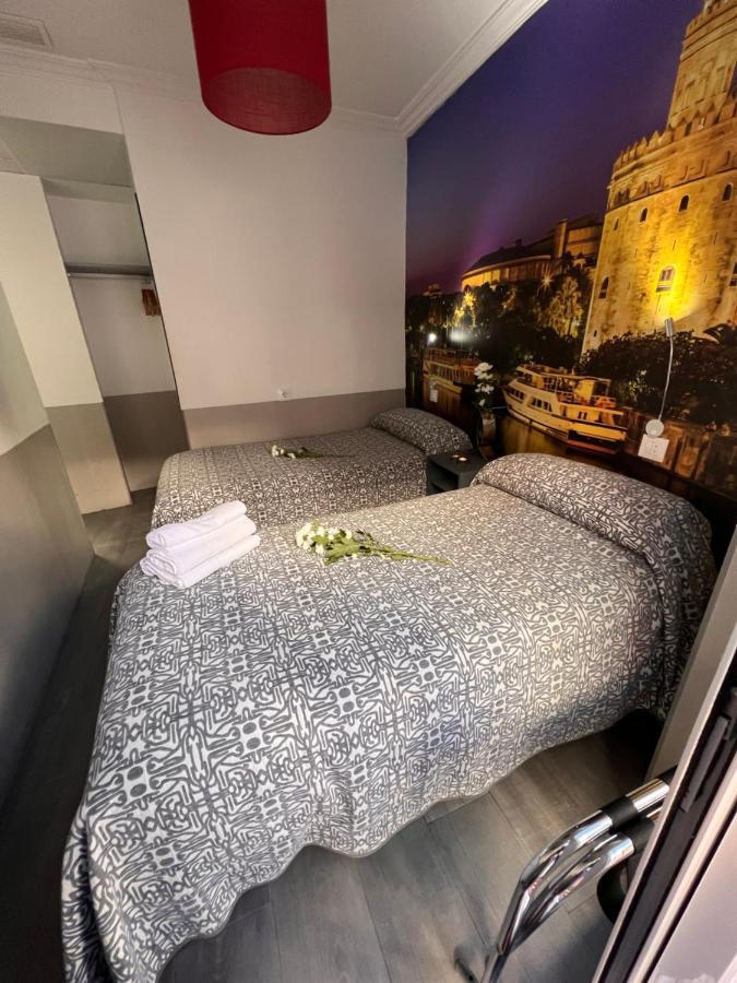 Hostal Paco'S Seville Exterior photo A room at the hotel