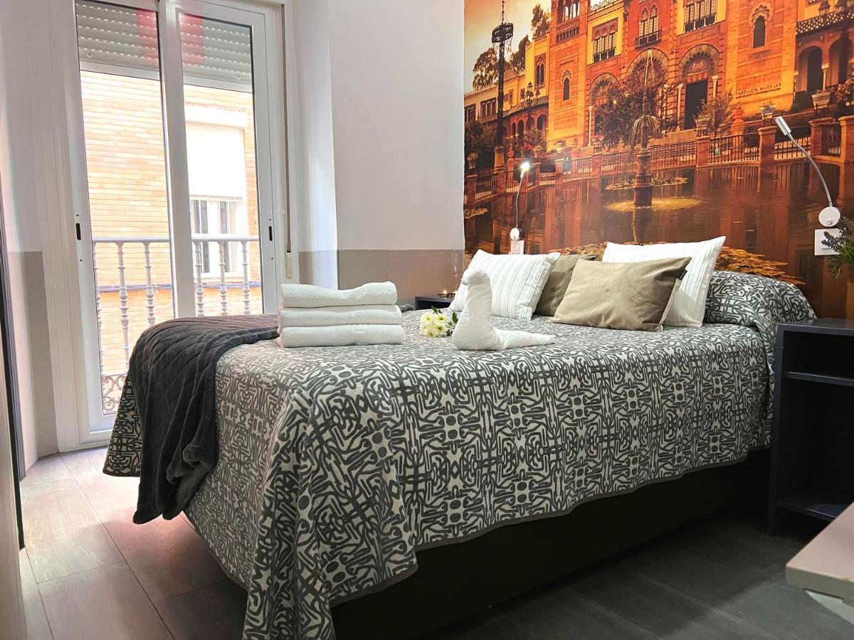 Hostal Paco'S Seville Exterior photo A bedroom in a hotel